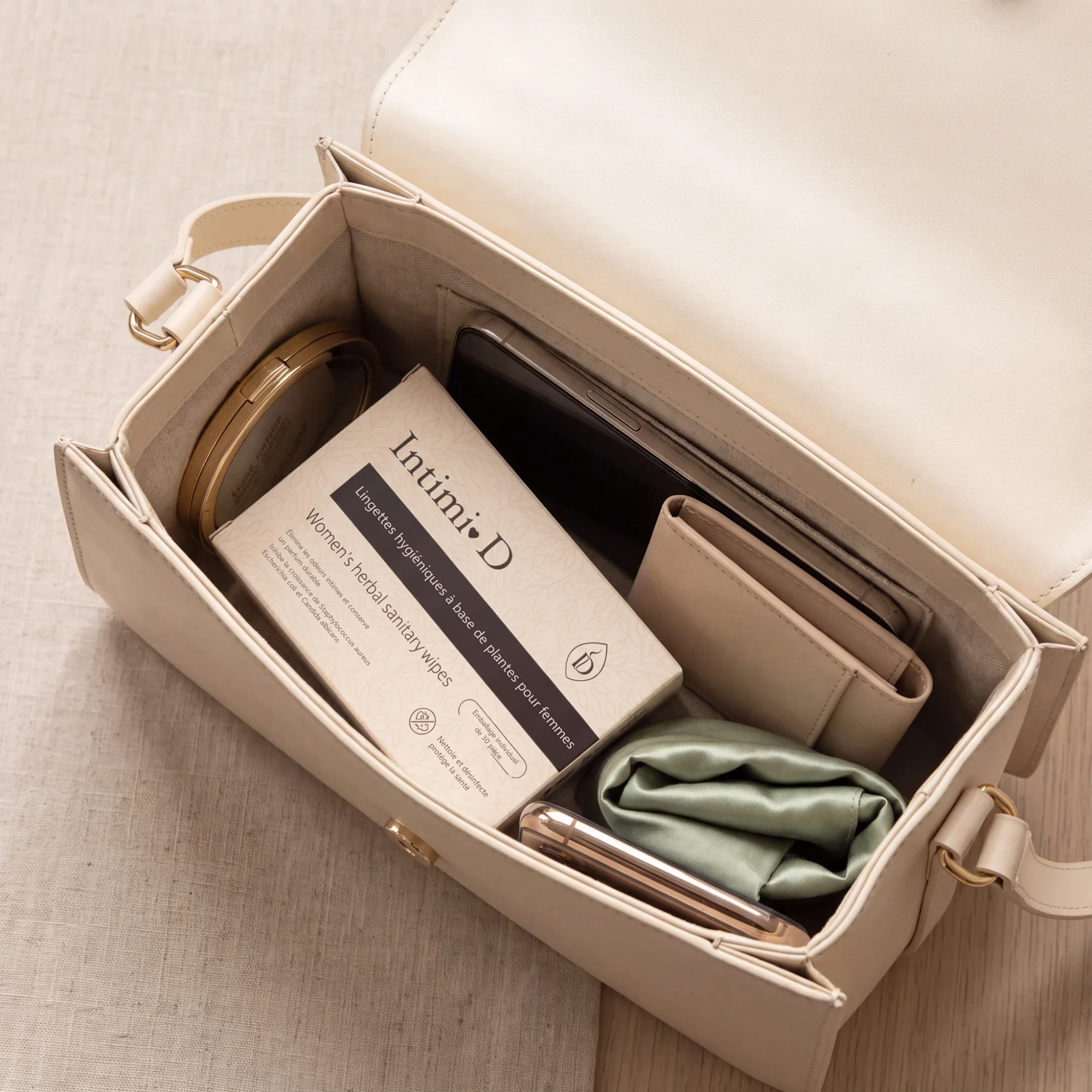 La boîte de lingettes Intimi-D glissée dans un sac à main